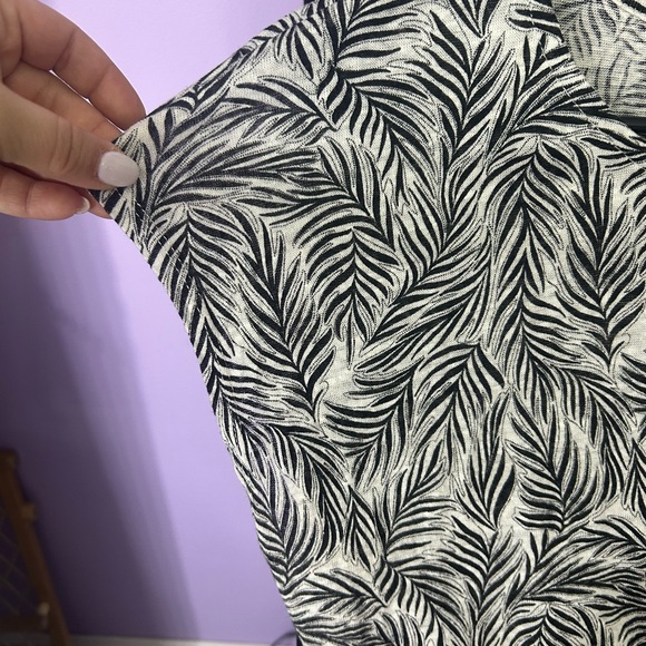 Tahari Black & White Leaf-Print Sleeveless Tank - Picture 4 of 4